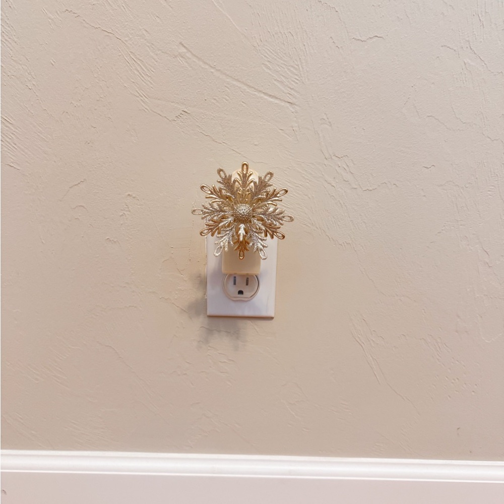 Bath & Body Gold Snowflake Wallflower